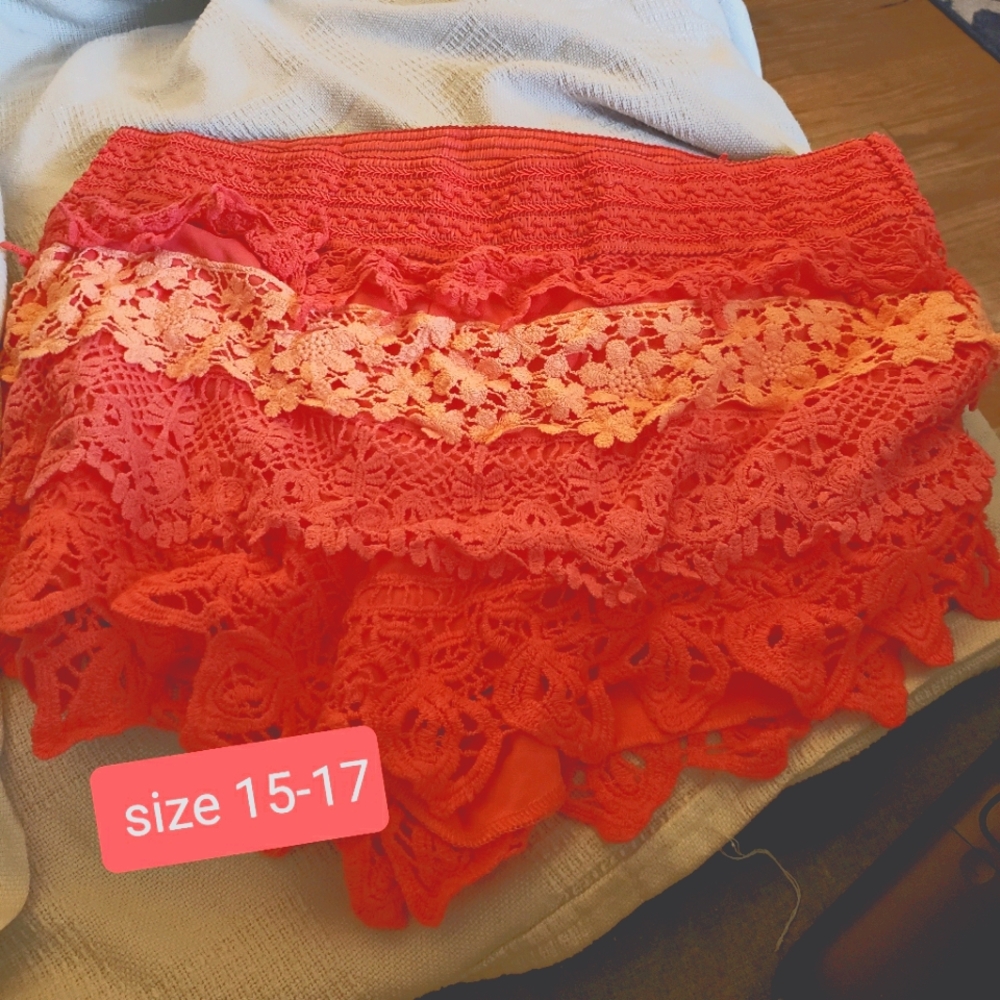 Short skirt with lining